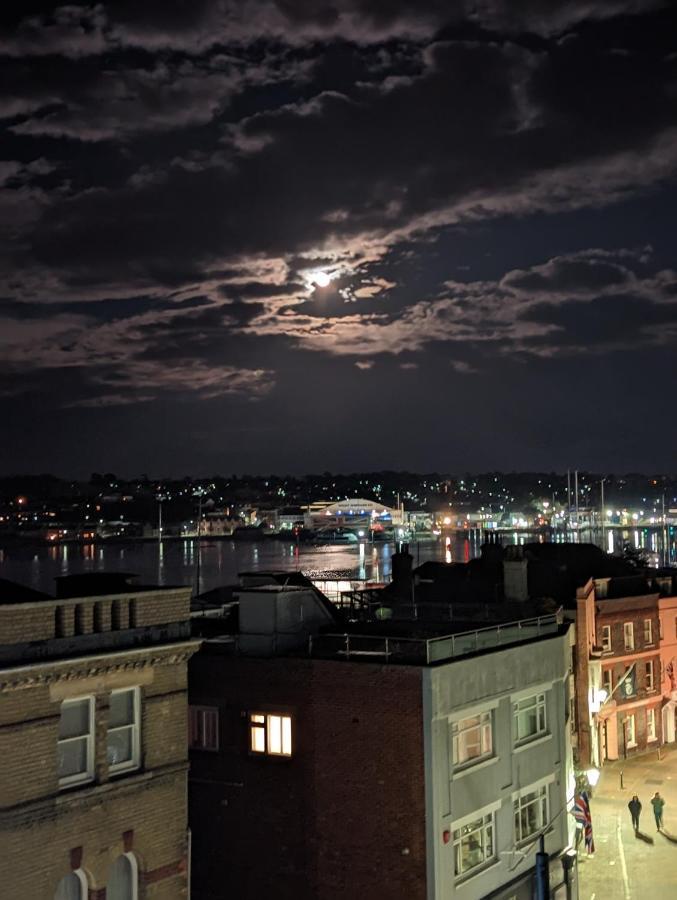 Seafarer'S View - 6 Bedroom Townhouse In Cowes, Parking & Seaviews. Cowes  Exterior photo