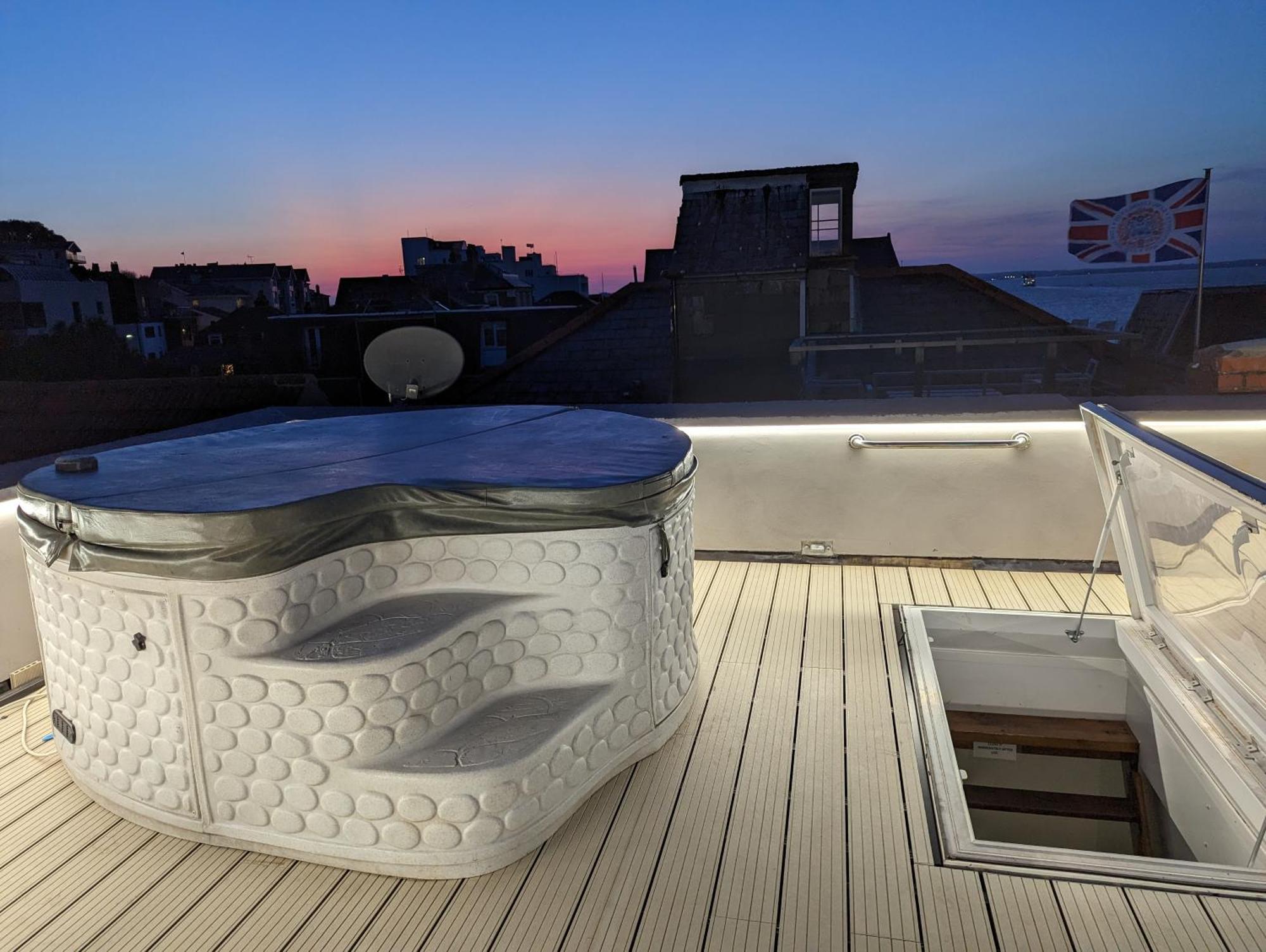 Seafarer'S View - 6 Bedroom Townhouse In Cowes, Parking & Seaviews. Cowes  Exterior photo